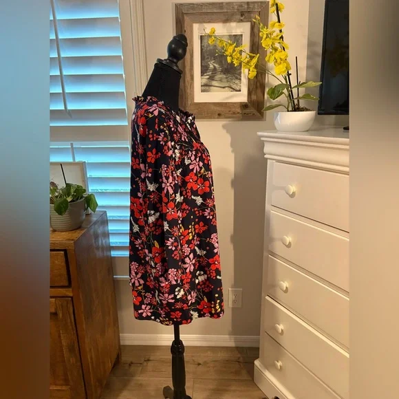 BLOOMCHIC
Sweet Floral Blouse, Navy 22-24 - Picture 2 of 10